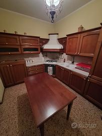 Cucina in legno massello completa di tavolo 