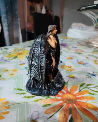 statuetta da collezione in stile gothic fantasy,