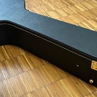 chitarra acustica con custodia rigida