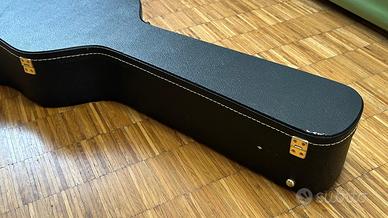chitarra acustica con custodia rigida