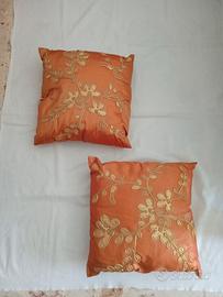 Coppia di cuscini arancione e oro con paillette 