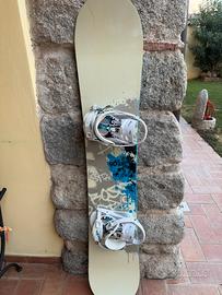 Tavola da snowboard con attacchi