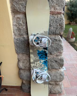 Tavola da snowboard con attacchi