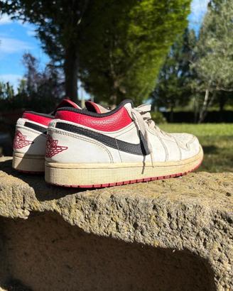 Nike Air Jordan 1 Low University Red - Black.