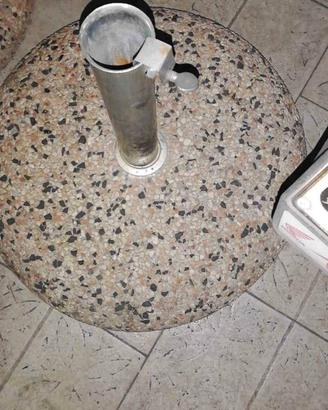 Base in cemento per ombrellone.