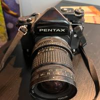 Fotocamera Pentax 67 con penta prisma
