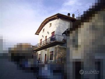 Villa di 240 m² con più di 5 locali e box auto a B