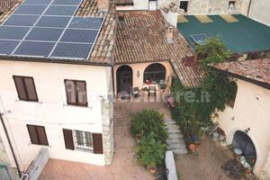 Rustico / Casale di 340 m² con più di 5 locali a G