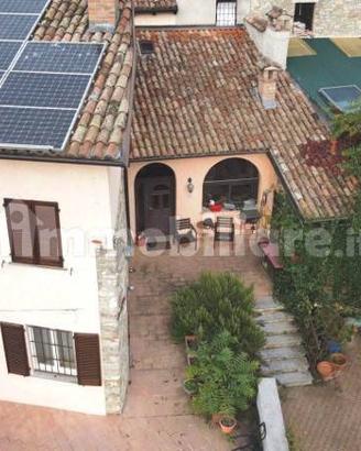 Rustico / Casale di 340 m² con più di 5 locali a G