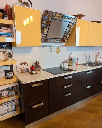 Cucina usata completa in legno e con top in Okite