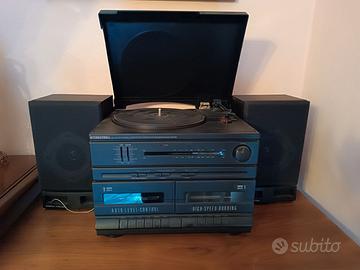 Stereo vintage con giradischi e doppia cassetta