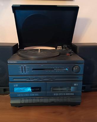Stereo vintage con giradischi e doppia cassetta
