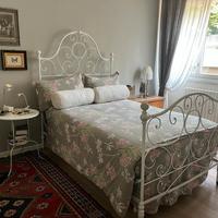 splendido letto in ferro battuto.