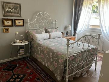 splendido letto in ferro battuto.