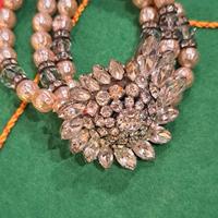 Bracciale vintage con perle e cristalli.