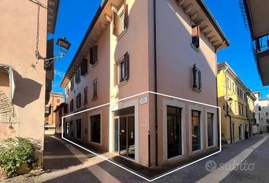 Locale commerciale angolare in centro storico