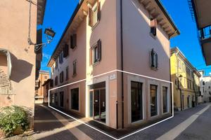 Locale commerciale angolare in centro storico