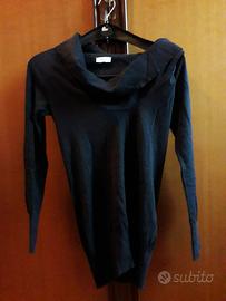Maglia nera grande collo
