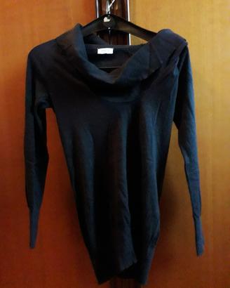 Maglia nera grande collo