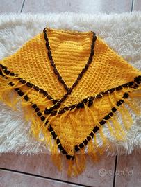 Scialle vintage giallo fatto a mano con i ferri