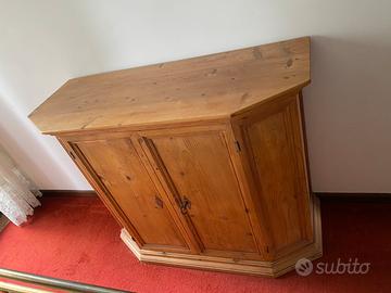 Mobile in pino stile montano