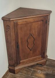 Angoliera in legno restaurata