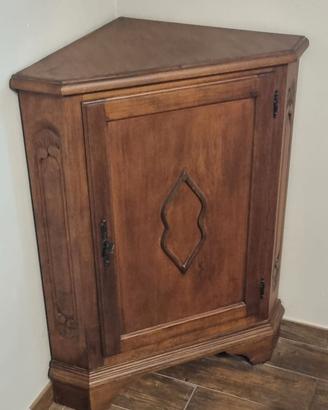 Angoliera in legno restaurata