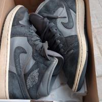 Jordan 1 mid 38,5 grigio chiaro e grigio scuro.