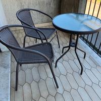 tavolo giardino con due poltroncine