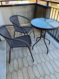 tavolo giardino con due poltroncine