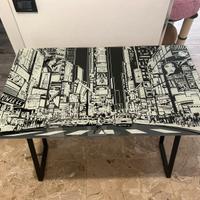 Scrivania con piano in vetro