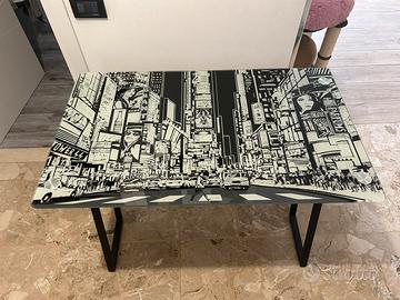 Scrivania con piano in vetro