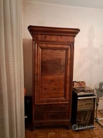 Armadio in legno massello vintage con cassetti