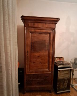 Armadio in legno massello vintage con cassetti