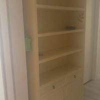 Scaffale con cassetti in legno