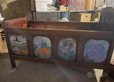 Culla in legno dipinta a mano