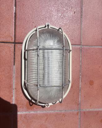 Lampada industriale vintage da parete con griglia