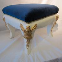 Sgabello poggiapiedi laccato e dorato epoca 900'