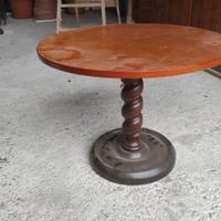 Tavolino da salotto in legno.