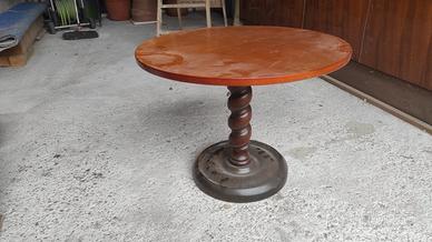 Tavolino da salotto in legno.