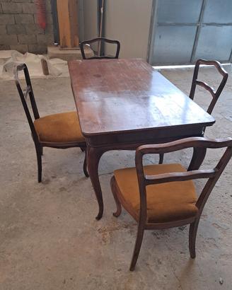 Tavolo in noce chiaro con sedie