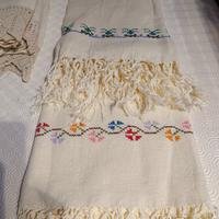 asciugamani in tela con frangia e ricamato a punto