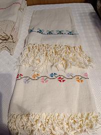 asciugamani in tela con frangia e ricamato a punto