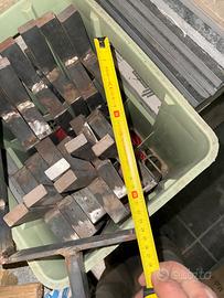 Staffe di ferro a U. Forate e con barre filettate