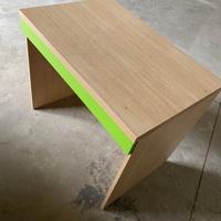 Scrivania in legno con cassettiera