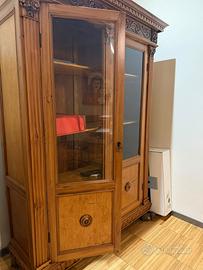 Vetrina in legno massello intagliato