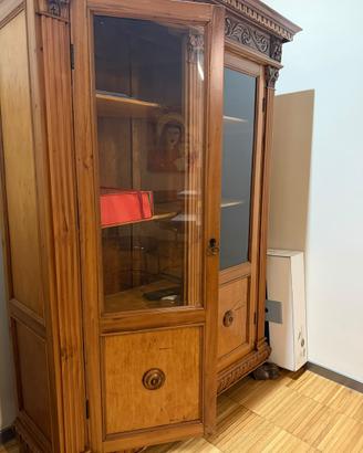 Vetrina in legno massello intagliato