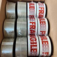 24 rotoli di nastro adesivo.