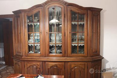 Buffet con vetrina in noce 