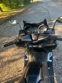 Scooter TMAX  560 tech max